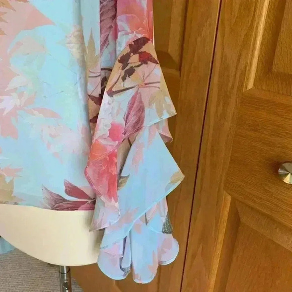 VINCE CAMUTO - Floral Ruffle Sleeve Top - Excellent Condition - Picture 7 of 13